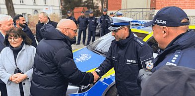 Słupska policja BEZ PELERYN, ale z milionami. Jak samorządy pompują kasę w policję