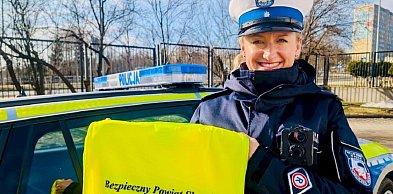 300 kamizelek dla pieszych. Policja będzie rozdawać je na drogach