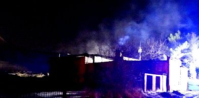 Pożar wiaty przy ul. Sportowej. Ogień tuż przy budynku mieszkalnym