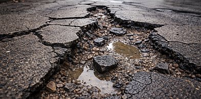 Pękająca nawierzchnia i pytania o pas drogowy. Radny INTERWENIUJE!