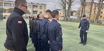 Pierwsze kroki w stronę munduru. Uczniowie ćwiczyli z policjantami