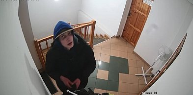 Policja szuka sprawcy kradzieży. Opublikowano wizerunek z monitoringu