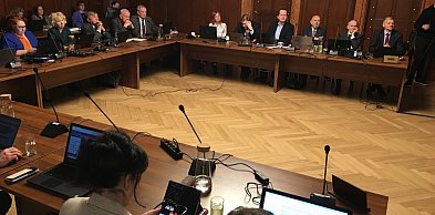 Wspomnienie ucznia i śmierć Róży. Burzliwa debata w radzie