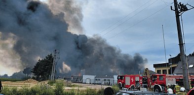 Potężny pożar fabryki aerozoli w Charnowie. Ewakuowano mieszkańców