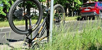 Rowerzysta trafił do szpitala po zderzeniu z osobówką! Policja bada sprawę