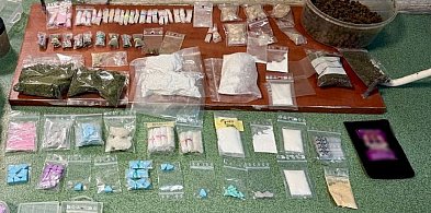Był poszukiwany do odsiadki. W mieszkaniu miał PÓŁ KILOGRAMA narkotyków!-9687