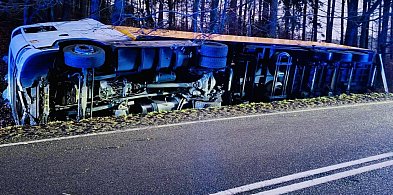 Ciężarówka w rowie na DK-21. Na miejscu pracują służby!-10347