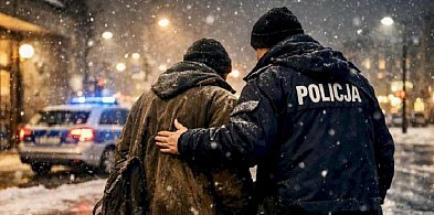 LEŻAŁ w śnieżnej zaspie na działkach. Jeden telefon URATOWAŁ mu życie!-10990