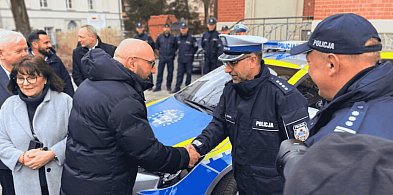 Słupska policja BEZ PELERYN, ale z milionami. Jak samorządy pompują kasę w policję