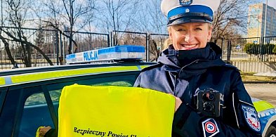 300 kamizelek dla pieszych. Policja będzie rozdawać je na drogach