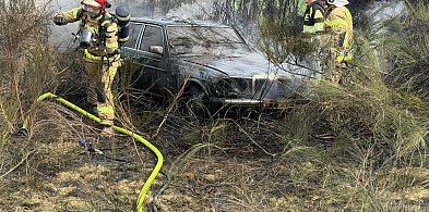 Niebezpieczny pożar w Łosinie. Płomienie dotarły do zaparkowanego auta
