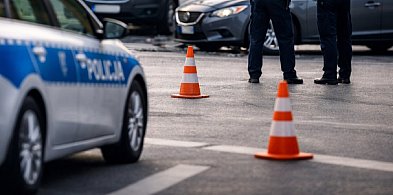 Poranna KRAKSA na skrzyżowaniu. Dostawczak nie zatrzymał się na czerwonym