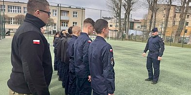 Pierwsze kroki w stronę munduru. Uczniowie ćwiczyli z policjantami