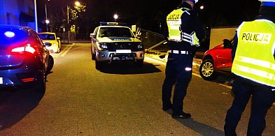 Ustka: Najpierw staranował ogrodzenie, potem utknął. Kierowca był pijany