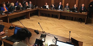 Wspomnienie ucznia i śmierć Róży. Burzliwa debata w radzie