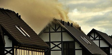 Dym nad kompleksem domków. Płonęły materiały budowlane! [FOTO]