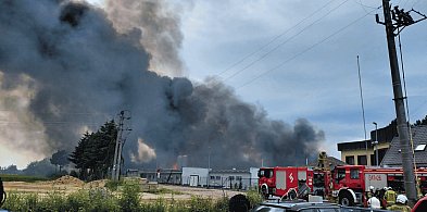 Potężny pożar fabryki aerozoli w Charnowie. Ewakuowano mieszkańców