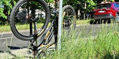 Rowerzysta trafił do szpitala po zderzeniu z osobówką! Policja bada sprawę