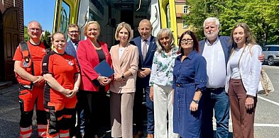 Ambulans za blisko 1,2 mln zł trafił do Ustki. Będzie stacjonował cały rok?