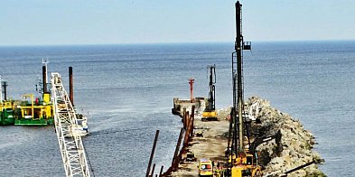 Koparka wpadła do morza. Dwóch mężczyzn w szpitalu