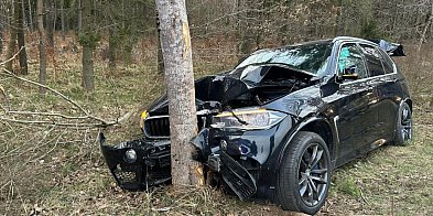 BMW uderzyło w drzewo pod Damnicą