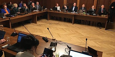 Burzliwa debata. W tle wspomnienie i śmierć Róży