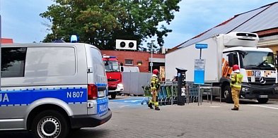 Ustka: Mercedes wjechał w budynek dyskontu