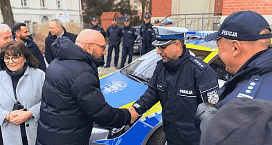 Słupska policja BEZ PELERYN, ale z milionami. Jak samorządy pompują kasę w policję