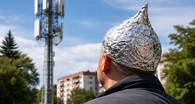 AWANTURA O MASZT. Jedni boją się o zdrowie, inni KPIĄ Z FOLIARZY!