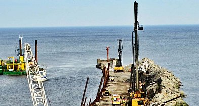 Ustka: Koparka wpadła do morza. Dwóch mężczyzn trafiło do szpitala