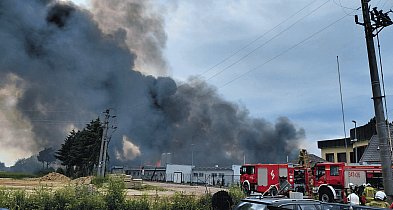 Potężny pożar fabryki aerozoli w Charnowie. Ewakuowano mieszkańców