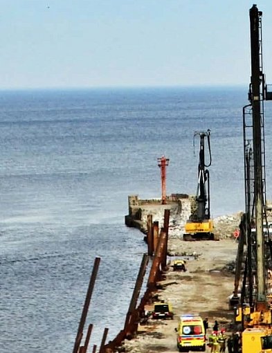 Ustka: Koparka wpadła do morza. Dwóch mężczyzn trafiło do szpitala