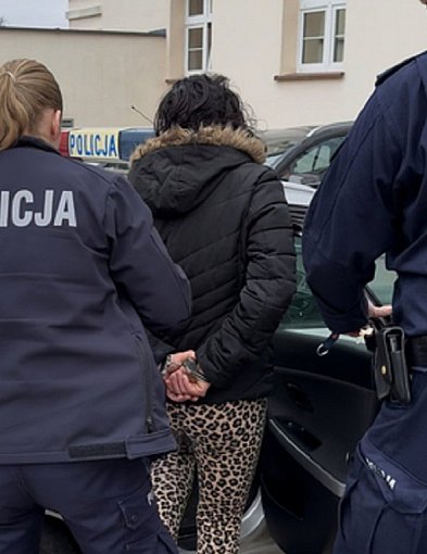 Kradła wiązanki, lampiony i dekoracje… nawet z nagrobka dziecka! [VIDEO]