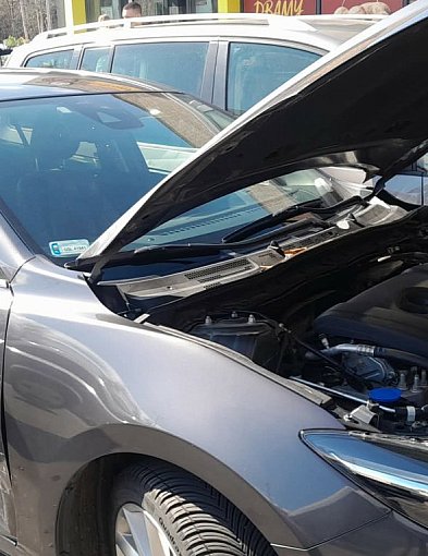 Ustka: Pomylił hamulec z gazem. Senior ROZBIŁ SZEŚĆ AUT na parkingu!