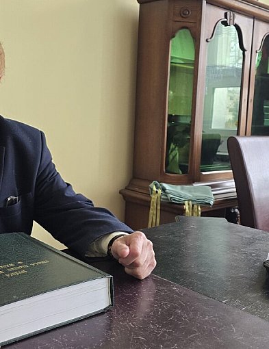 Jerzakowie z udziałami, rektor bez kluczy. Kontrowersyjne PRZEJĘCIE uczelni