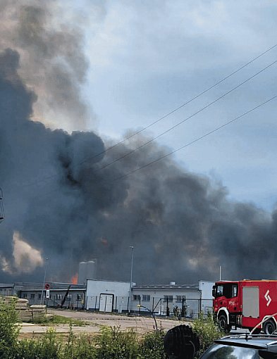 Potężny pożar fabryki aerozoli w Charnowie. Ewakuowano mieszkańców