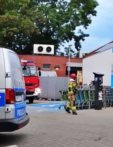 Ustka: Mercedes wjechał w budynek dyskontu. Kierowca ukarany mandatem