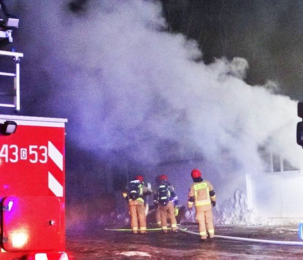Pożar hali w Grabnie. Duże zadymienie i szybka interwencja służb!