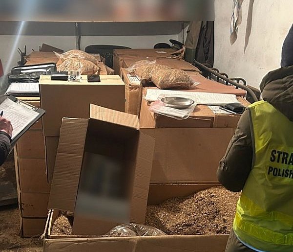 Straż Graniczna ROZBIŁA tytoniowy magazyn. Towar wart ponad 1,2 mln zł!