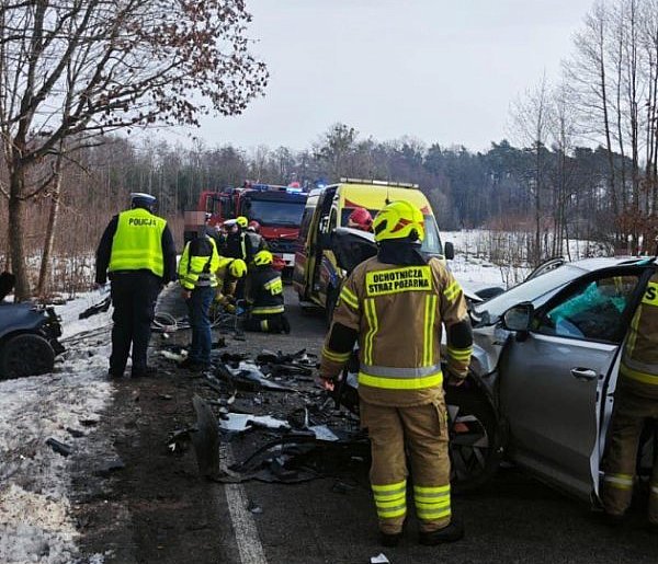 Czołowe ZDERZENIE w Będziechowie. Droga wojewódzka nr 213 ZABLOKOWANA!