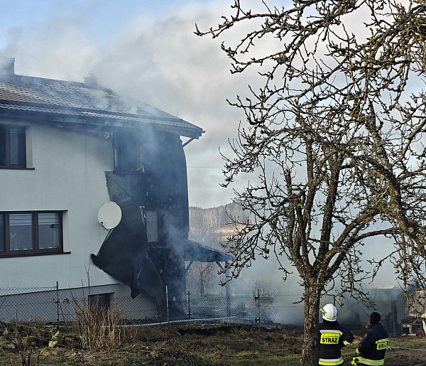 Kolejny pożar w powiecie słupskim. Płonie dom w Dobieszewie!