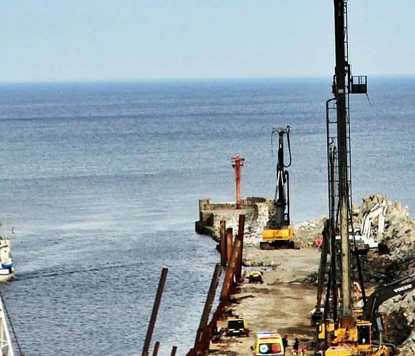 Ustka: Koparka wpadła do morza. Dwóch mężczyzn trafiło do szpitala