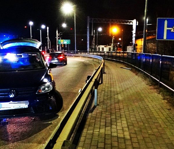 Kraksа na wiadukcie w Ustce. 86-latek zjechał na przeciwległy pas