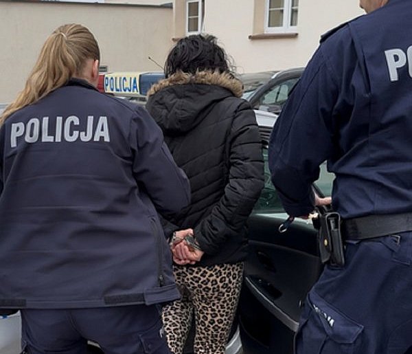 Kradła wiązanki, lampiony i dekoracje… nawet z nagrobka dziecka! [VIDEO]