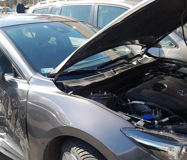 Ustka: Pomylił hamulec z gazem. Senior ROZBIŁ SZEŚĆ AUT na parkingu!