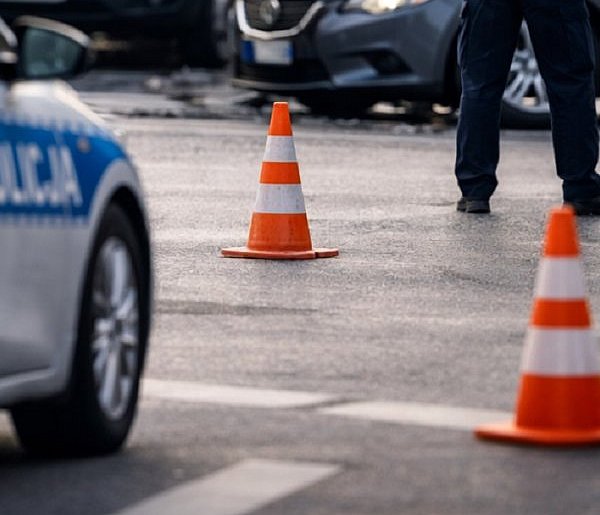 Poranna KRAKSA na skrzyżowaniu. Dostawczak nie zatrzymał się na czerwonym