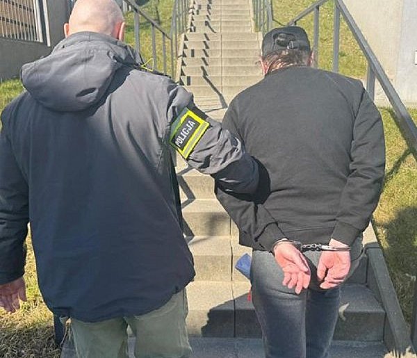 Szaleńczy RAJD ulicami Słupska. 46-latek staranował auta i UCIEKŁ DO LASU!