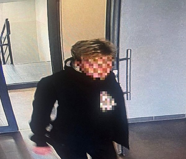 Peruka, przebranie i… kolizja. 57-latka próbowała przechytrzyć policję