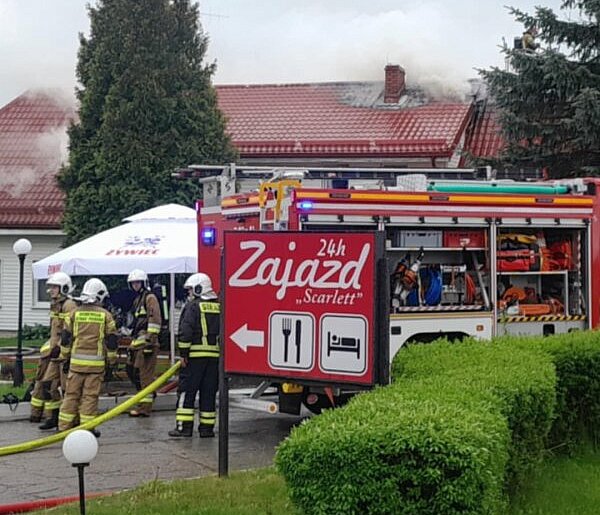 Pożar restauracji w Sycewicach. Akcję utrudnia duże zadymienie