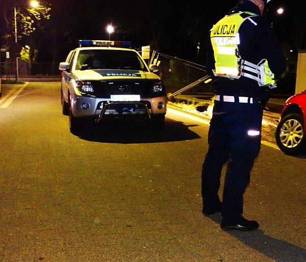 Ustka: Najpierw staranował ogrodzenie, potem utknął. Kierowca był pijany